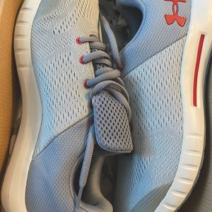 7Y under Armour tennis shoes